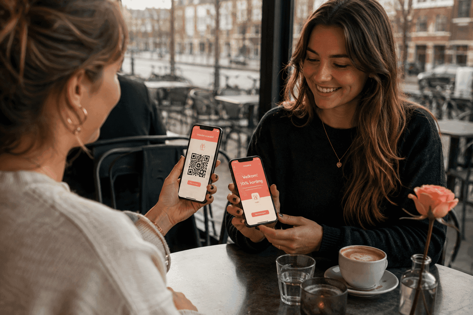 Een klant deelt een Wallet-pass met een vriend in de winkel